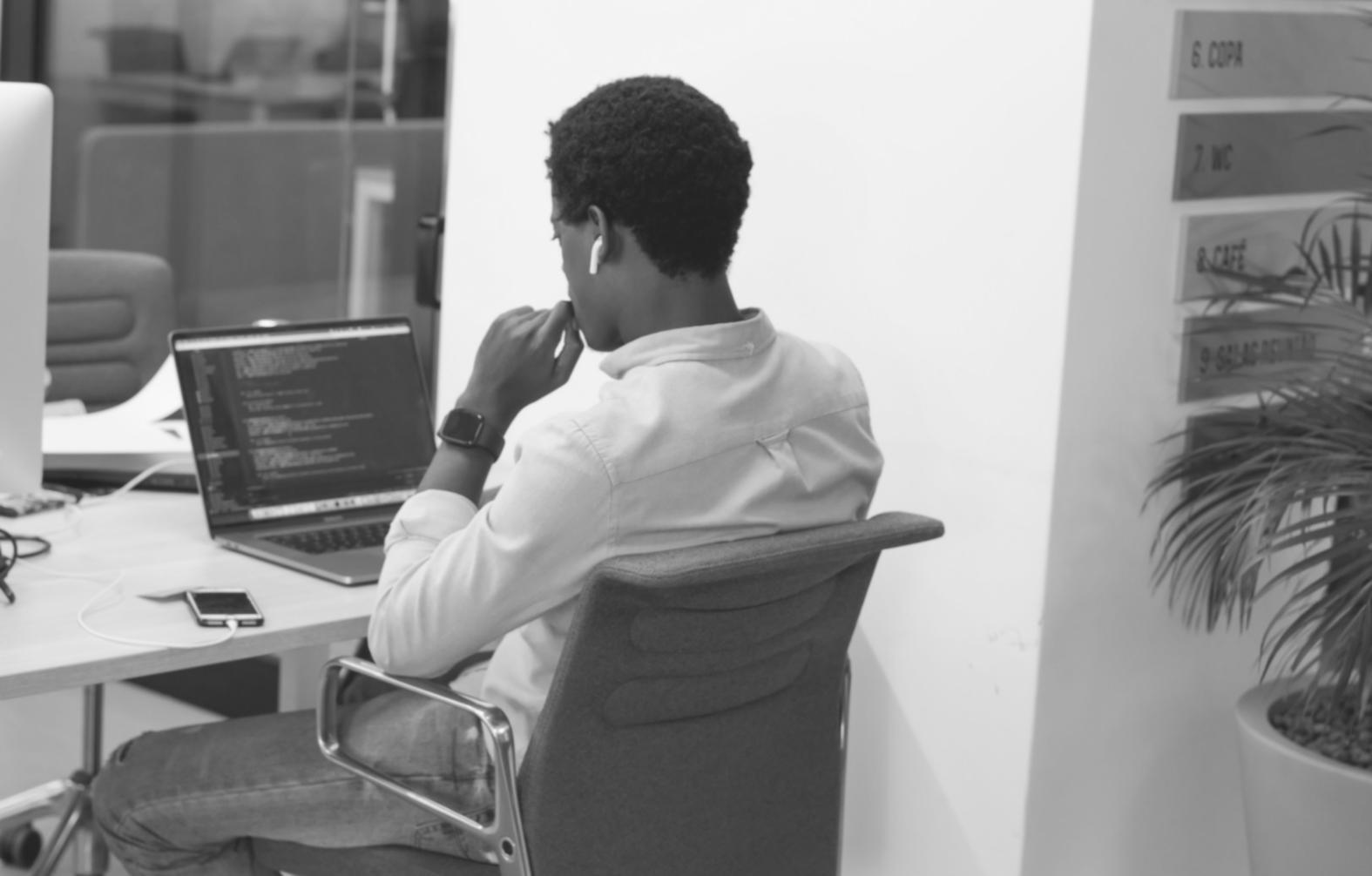 Gemeinsames Arbeiten an Finanzplänen